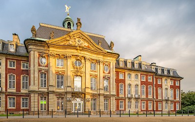 Das fürstbischöfliche Schloss von Münster ist Heimat der Universität von Münster. Das Schloss liegt direkt an der Promenade von Münster.