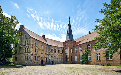 Die Burg Lüdinghausen unter blauem Himmel