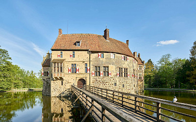 Malerisch erhebt sich die Hauptburg der Burg Vischering