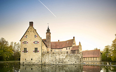 Die trutzige Rundburg mit Zugbrücke, Schießscharten und Wehrgängen zählt zu den prägenden Motiven Lüdinghausens.